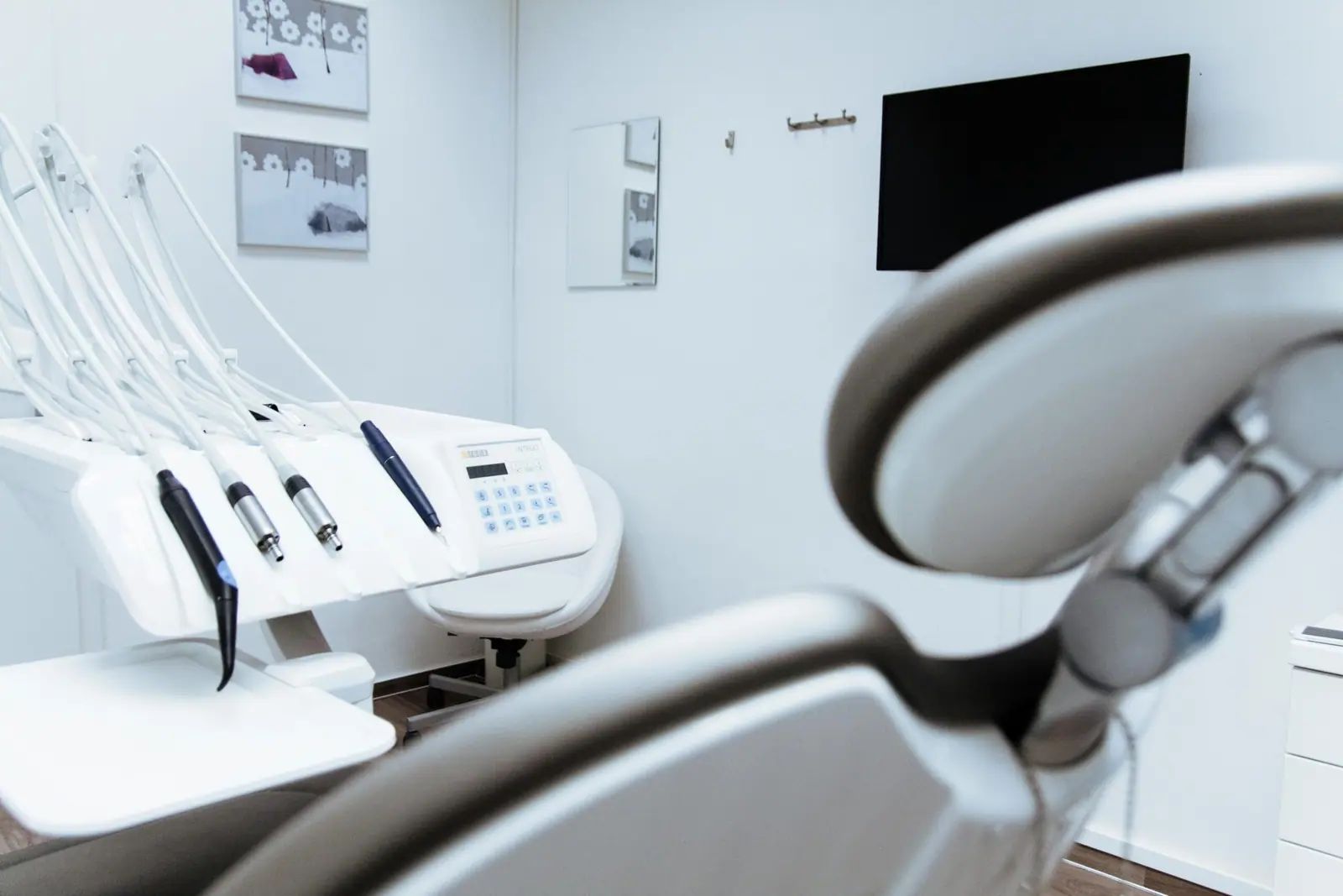 Studio odontoiatrico moderno con riunito e strumentazione