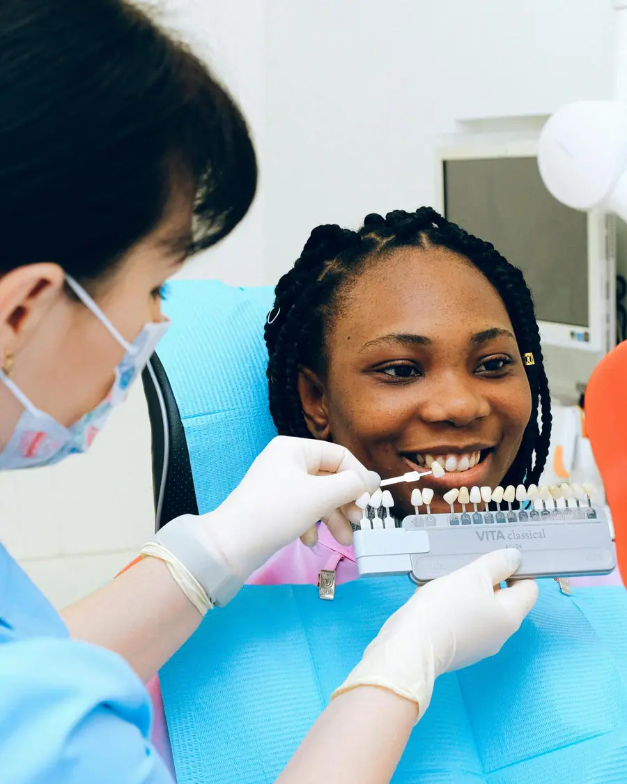 Selezione del colore del dente durante una seduta odontoiatrica