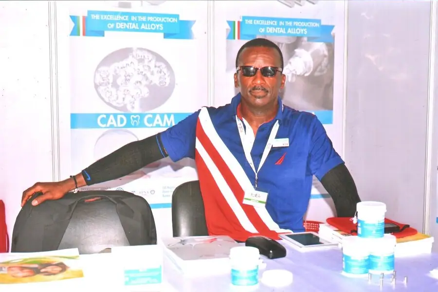 Représentant de PMD Biomedical au stand consacré aux alliages dentaires et aux matériaux CAD/CAM