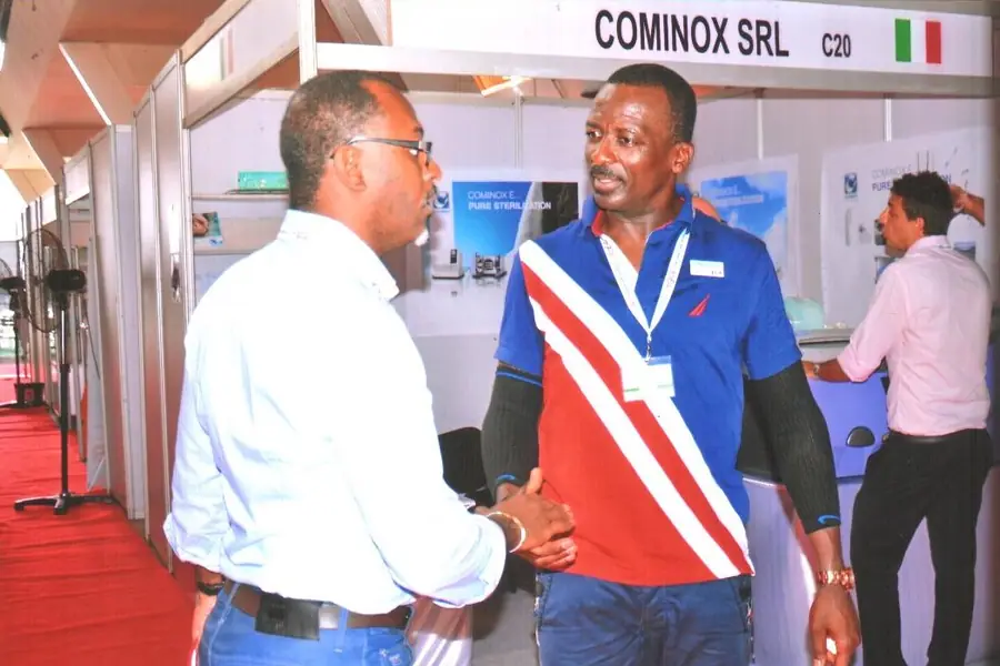 Rencontre entre professionnels sur un stand lors d’un salon du secteur médical