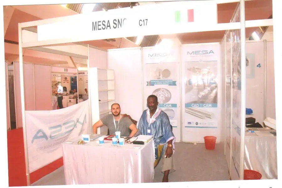 Le stand MESA lors d’un salon du secteur dentaire, avec les responsables au comptoir d’information