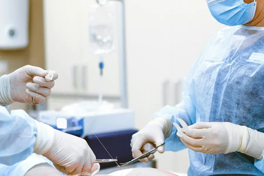 Passaggio di uno strumento chirurgico sterile in sala operatoria
