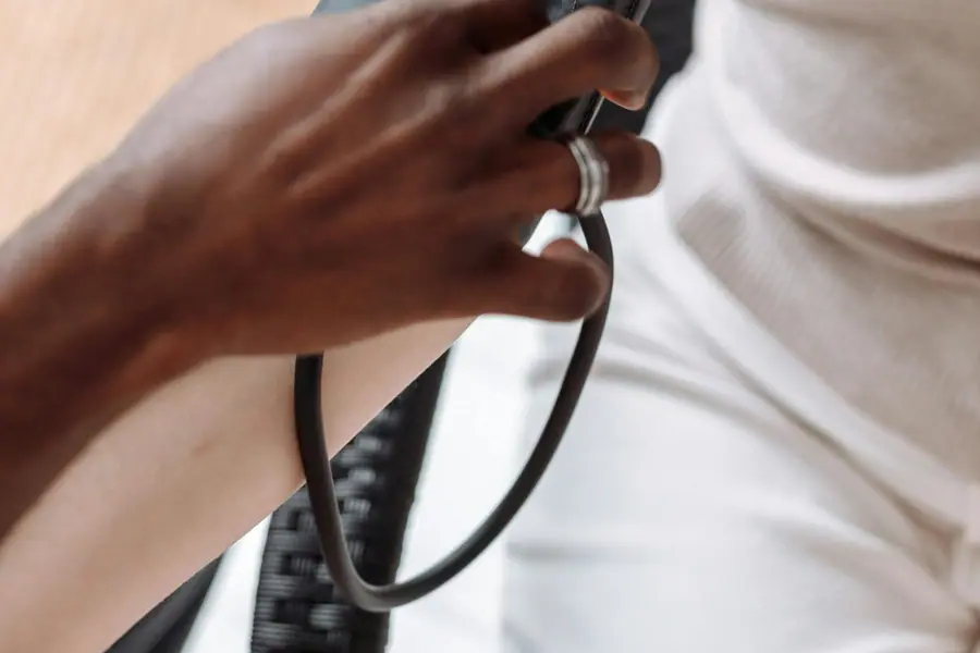 Misurazione della pressione arteriosa durante una visita medica