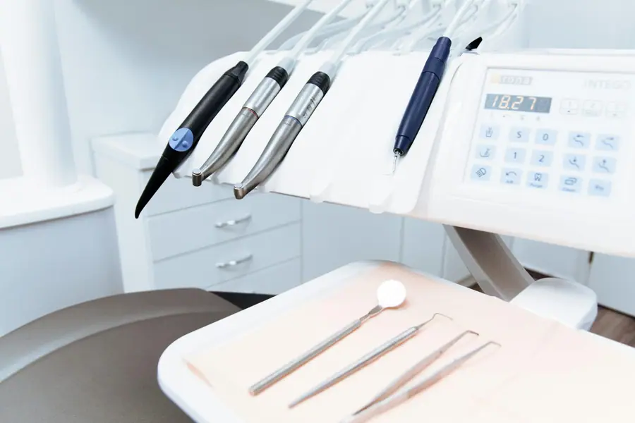 Pannello di controllo e manipoli di un riunito odontoiatrico