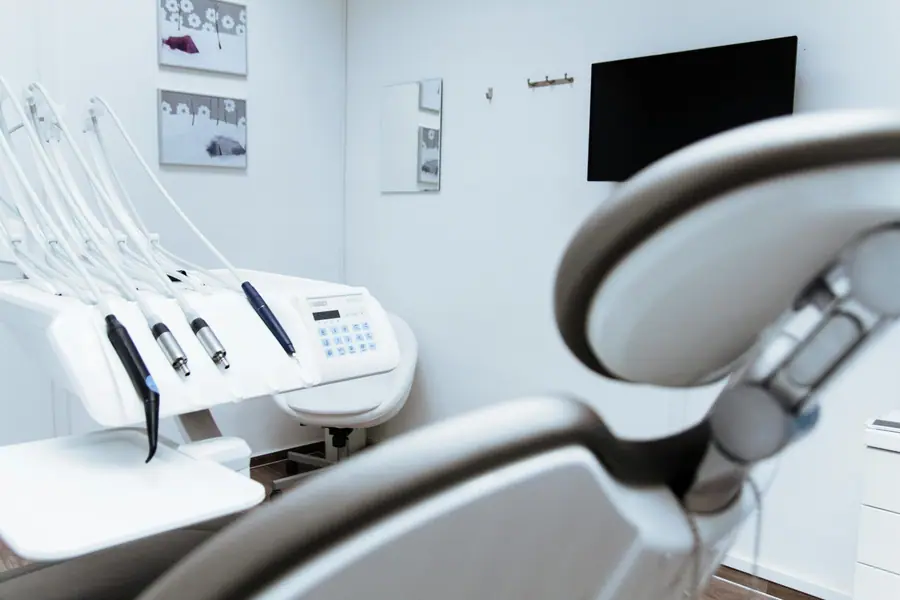 Studio odontoiatrico attrezzato con riunito e monitor