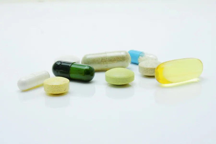 Capsule e compresse colorate su fondo chiaro