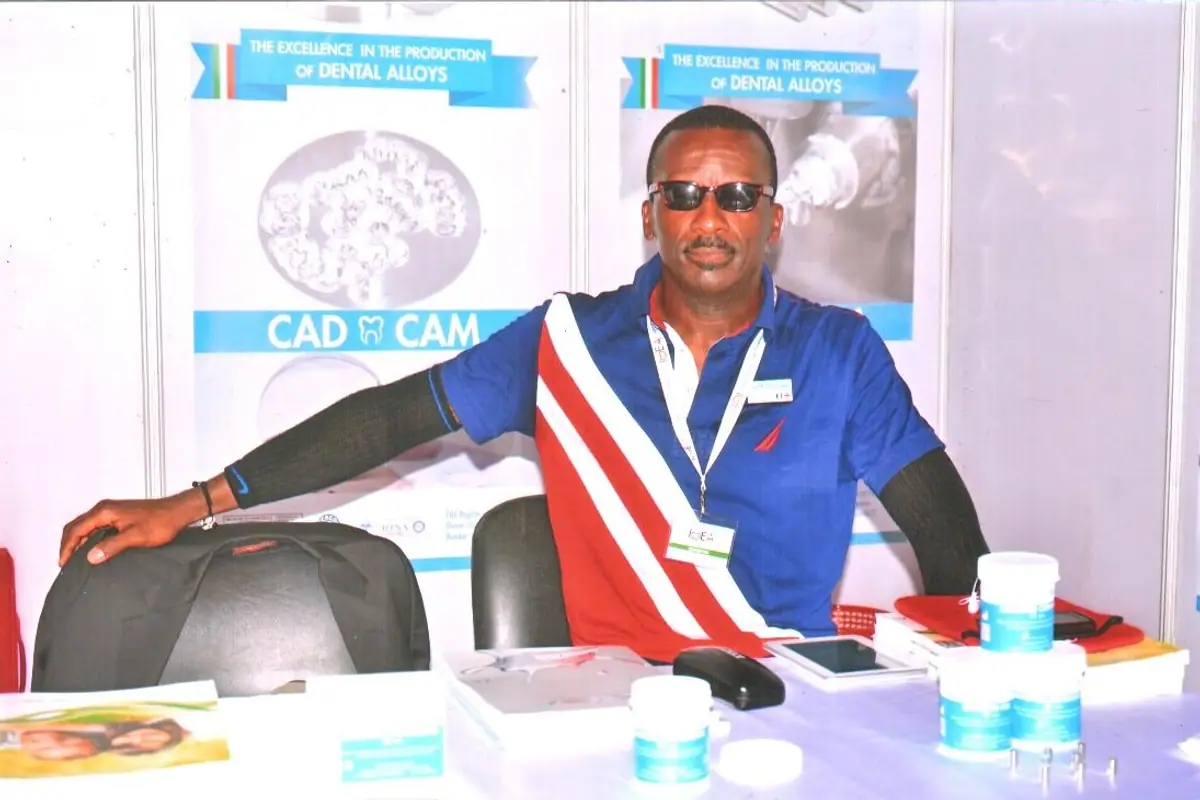 Stand MESA dedicato alle leghe dentali durante una fiera di settore
