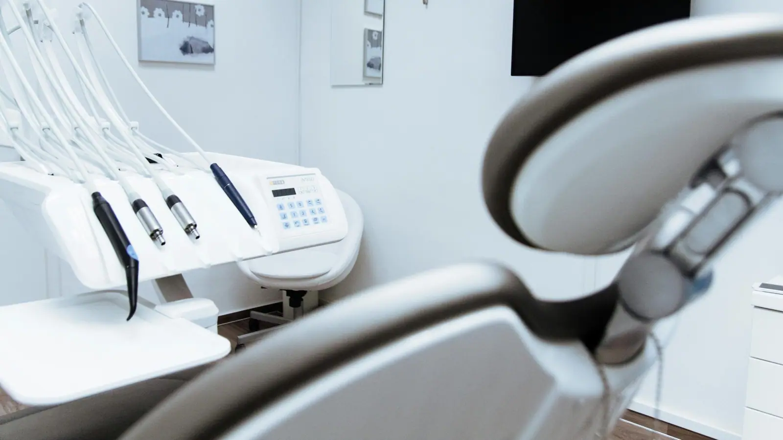 Studio odontoiatrico moderno con riunito e strumentazione