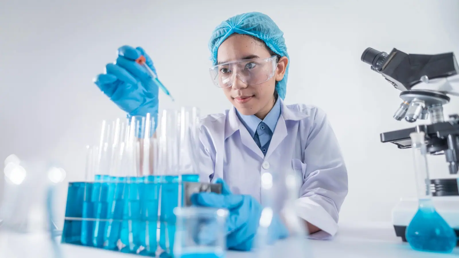 Tecnico di laboratorio al lavoro su campioni farmaceutici